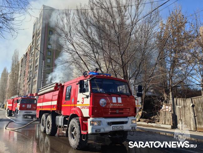 Нежилой дом горит на Вольской в Саратове Нежилой дом горит на Вольской в Саратове