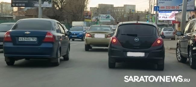 Две иномарки создали затор на Соколовой в Саратове Две иномарки создали затор на Соколовой в Саратове