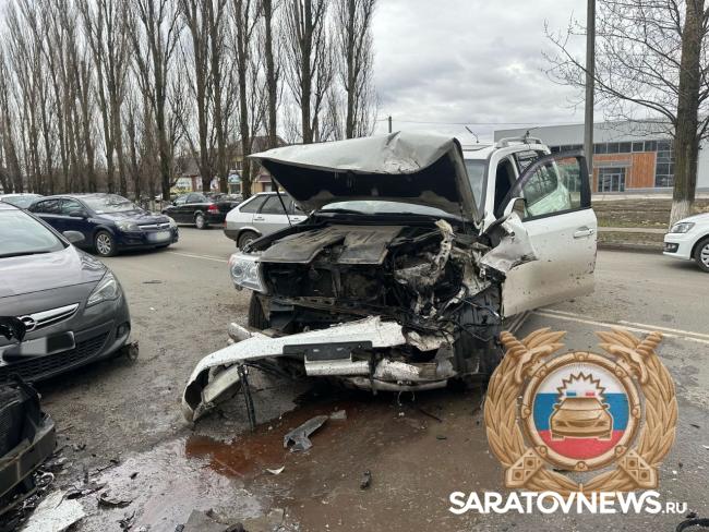 В Балашове в ДТП попали «японец», «американец» и «немец»: есть пострадавший В Балашове в ДТП попали «японец», «американец» и «немец»: есть пострадавший