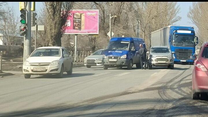 В Саратове иномарка и почтовая «ГАЗель» создали пробку на Шехурдина