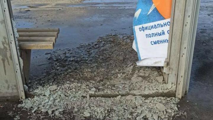 Вандалы вновь разбили стекло на остановке в Заводском районе Саратова Вандалы вновь разбили стекло на остановке в Заводском районе Саратова