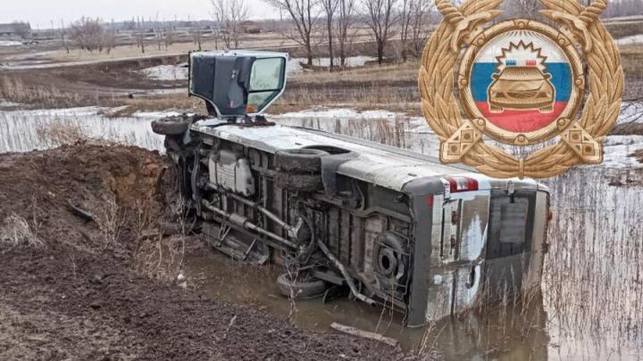 Четыре мальчика пострадали в перевернувшемся автобусе у саратовского села Четыре мальчика пострадали в перевернувшемся автобусе у саратовского села