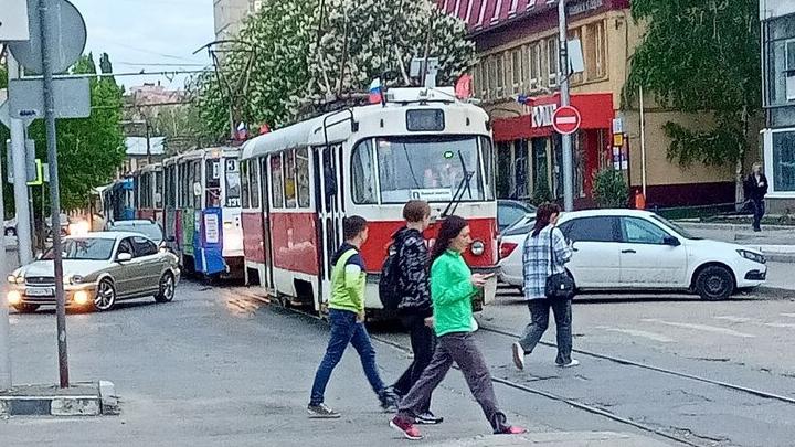 В Саратове «тройка» продолжает курсировать между Крытым и Сенным рынками В Саратове «тройка» продолжает курсировать между Крытым и Сенным рынками