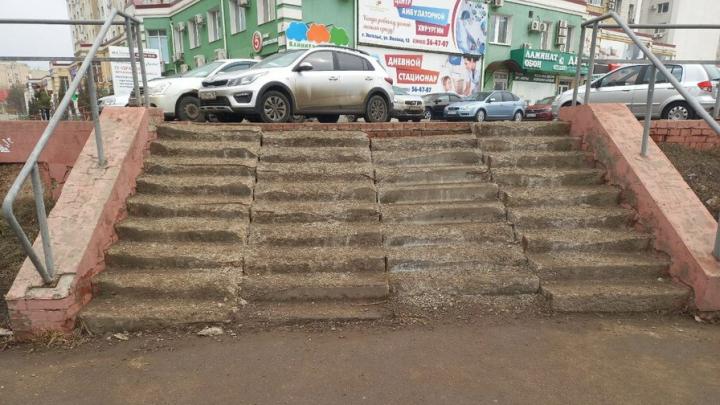 Жители Энгельса просят отремонтировать рассыпающуюся лестницу на тротуаре Жители Энгельса просят отремонтировать рассыпающуюся лестницу на тротуаре