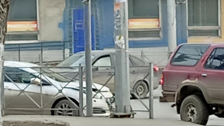 Внедорожник и «Лада» усугубили вечернюю пробку в Заводском районе Саратова Внедорожник и «Лада» усугубили вечернюю пробку в Заводском районе Саратова