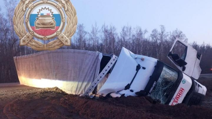 Грузовик опрокинулся в Вольском раойне Грузовик опрокинулся в Вольском раойне