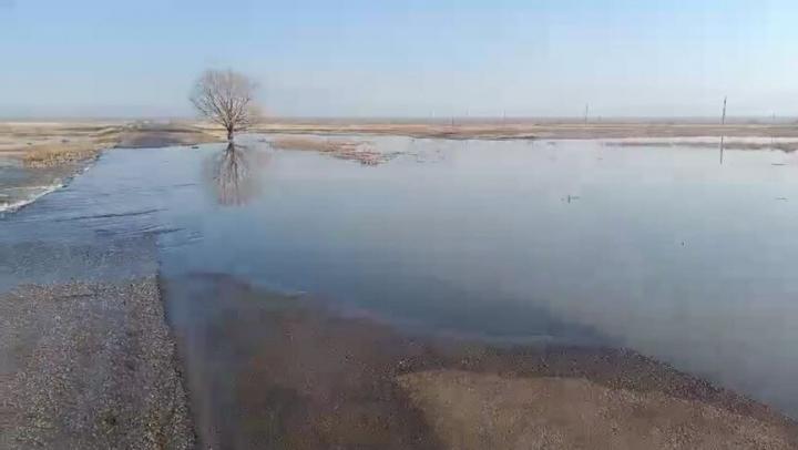 Из-за паводка в Озинском районе перекрыта дорога Из-за паводка в Озинском районе перекрыта дорога