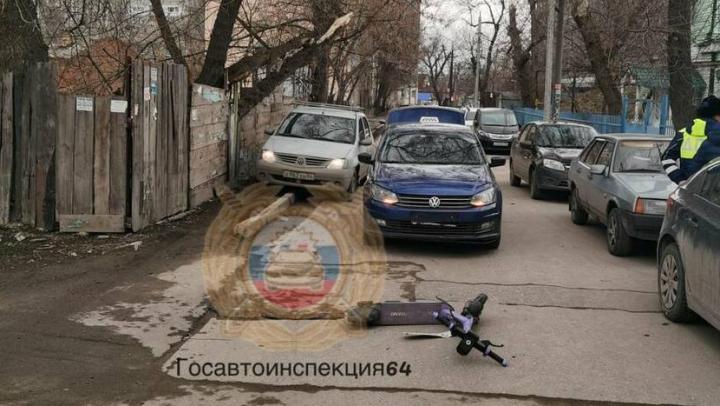 Юноша на электросамокате угодил под иномарку в Саратове Юноша на электросамокате угодил под иномарку в Саратове