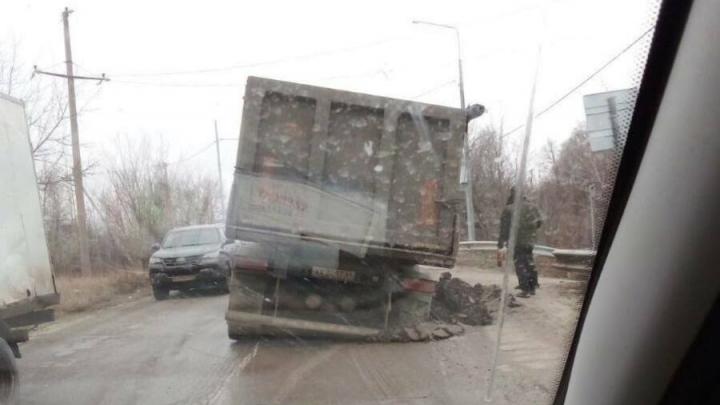 Катастрофическое состояние дороги Саратов — Красный Текстильщик: жители в гневе Катастрофическое состояние дороги Саратов — Красный Текстильщик: жители в гневе