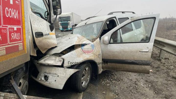 «Ларгус» оказался под грузовиком в Гагаринском районе: двое в больнице «Ларгус» оказался под грузовиком в Гагаринском районе: двое в больнице