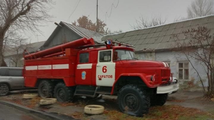Четыре расчета тушили деревянный дом в Саратове Четыре расчета тушили деревянный дом в Саратове