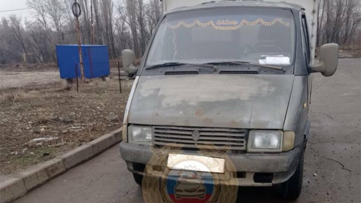 В Саратове водитель пытался остановить покатившуюся «ГАЗель» и попал под нее В Саратове водитель пытался остановить покатившуюся «ГАЗель» и попал под нее