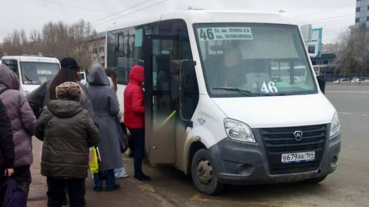 Чиновники прошлись по 46-му маршруту в Саратове: автобусов мало, пассажирам тесно Чиновники прошлись по 46-му маршруту в Саратове: автобусов мало, пассажирам тесно