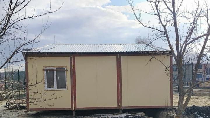 В селе Садовка Балтайского района идет установка нового модульного ФАПа