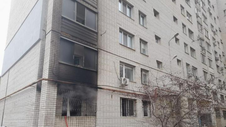 Мужчина получил ожоги на пожаре в энгельсской десятиэтажке Мужчина получил ожоги на пожаре в энгельсской десятиэтажке