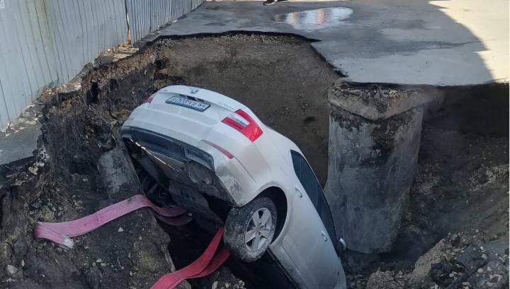 Автомобиль провалился в асфальт из-за аварии на теплотрассе в Саратове Автомобиль провалился в асфальт из-за аварии на теплотрассе в Саратове