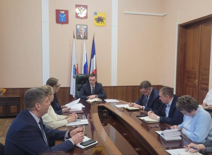 Максим Леонов дал старт весенним работам по благоустройству в Энгельсском районе Максим Леонов дал старт весенним работам по благоустройству в Энгельсском районе