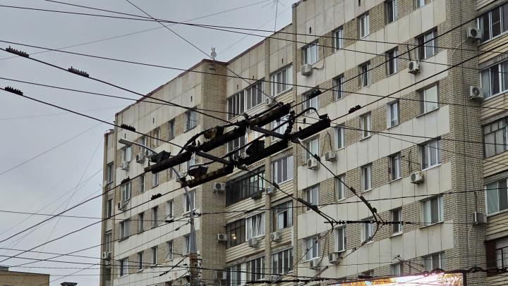 Троллейбусы встали: Саратов остался без «пятёрки» и «пятёрки с А» Троллейбусы встали: Саратов остался без «пятёрки» и «пятёрки с А»