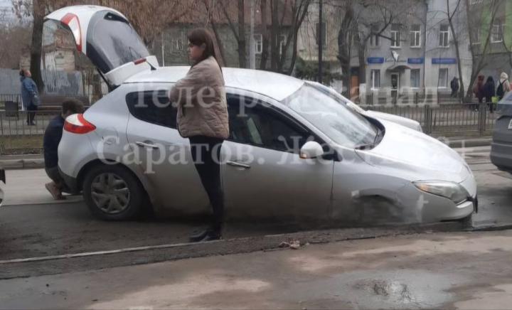 Очередной провал под асфальт: в Саратове машина ушла под землю Очередной провал под асфальт: в Саратове машина ушла под землю