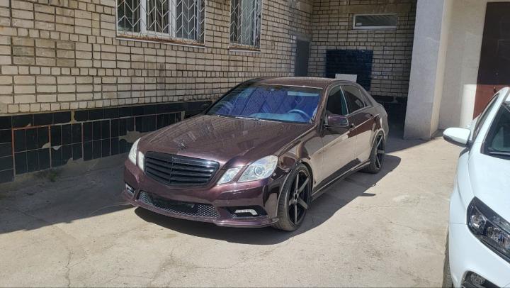 Вольский пристав заставил дебошира возместить ущерб за разбитый Mercedes