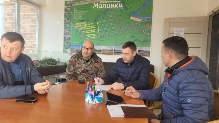 Максим Леонов работает на месте атаки БПЛА в Энгельсском СНТ Максим Леонов работает на месте атаки БПЛА в Энгельсском СНТ