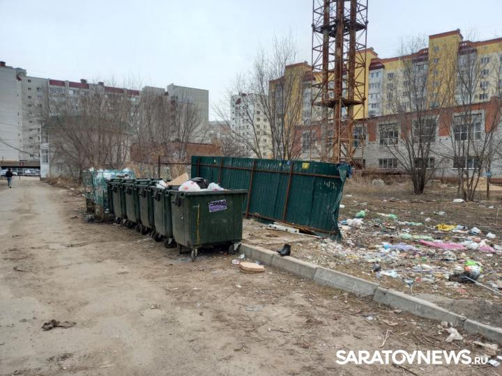 Жители улицы Пионерской в Энгельсе жалуются на «раздолбанную» контейнерную площадку Жители улицы Пионерской в Энгельсе жалуются на «раздолбанную» контейнерную площадку