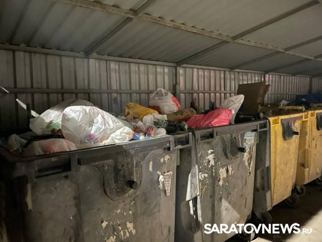 Переполненные баки: саратовцы требуют сменить мусоровывозящую компанию