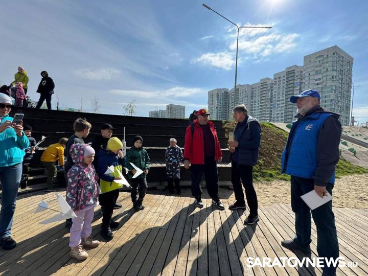 В День космонавтики Николай Панков передал поздравления и подарки детскому клубу поселка Юбилейный