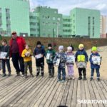 В День космонавтики Николай Панков передал поздравления и подарки детскому клубу поселка Юбилейный