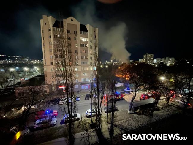 Нежилая двухэтажка горит на Вольской в Саратове Нежилая двухэтажка горит на Вольской в Саратове