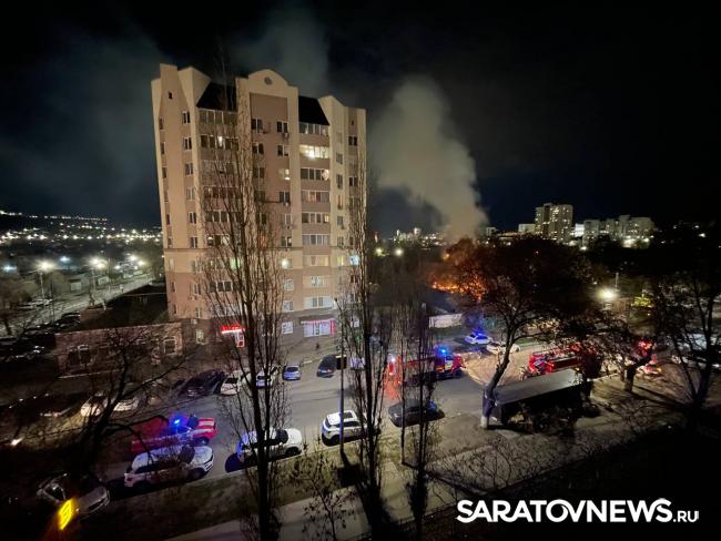 Нежилая двухэтажка горит на Вольской в Саратове Нежилая двухэтажка горит на Вольской в Саратове