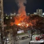 Нежилая двухэтажка горит на Вольской в Саратове Нежилая двухэтажка горит на Вольской в Саратове