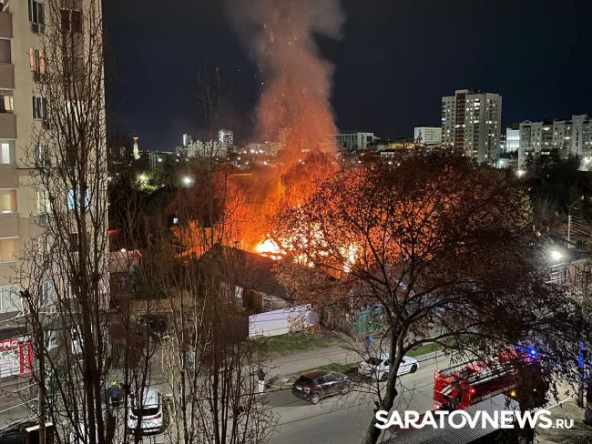 Нежилая двухэтажка горит на Вольской в Саратове Нежилая двухэтажка горит на Вольской в Саратове