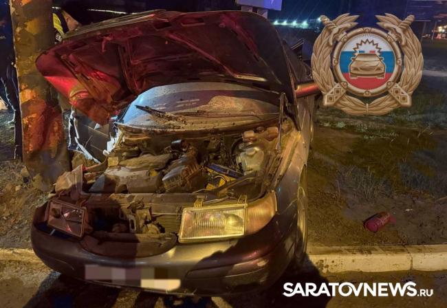 Ночью в Энгельсе «десятка» въехала в столб: водитель погиб Ночью в Энгельсе «десятка» въехала в столб: водитель погиб