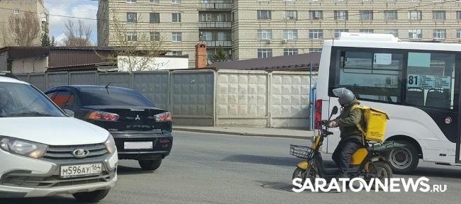 Маршрутка попала в аварию у ТЦ «Город» в Саратове Маршрутка попала в аварию у ТЦ «Город» в Саратове