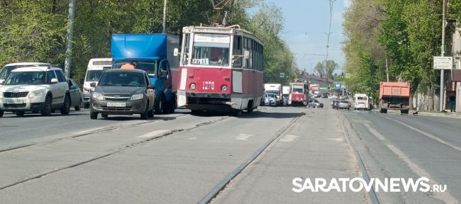 «Лада» и «ГАЗель» парализовали движение трамвая №11 в Саратове «Лада» и «ГАЗель» парализовали движение трамвая №11 в Саратове