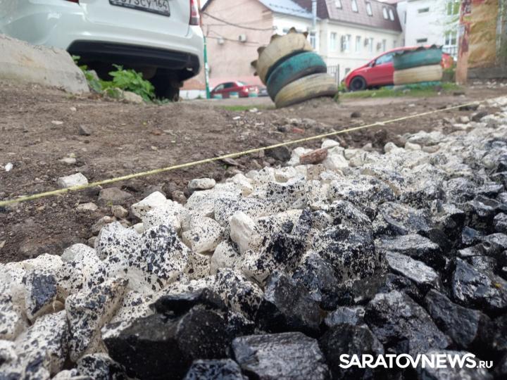 Ремонт дворов в Энгельсе: жители многоэтажки рискуют травмироваться из-за подрядчика Ремонт дворов в Энгельсе: жители многоэтажки рискуют травмироваться из-за подрядчика