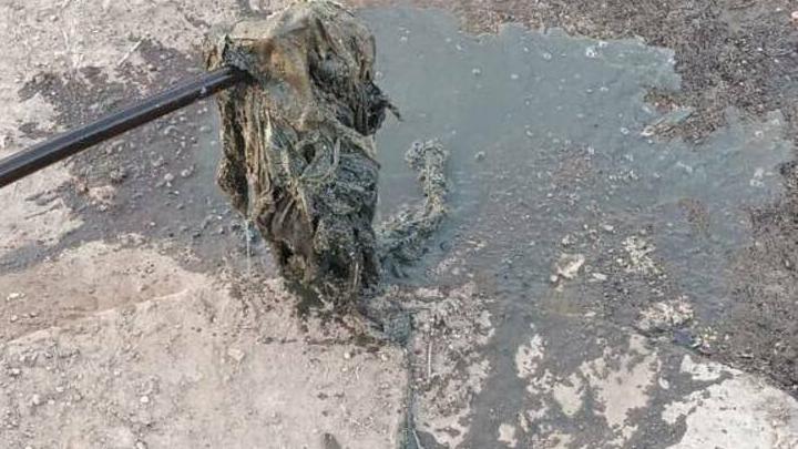 В Энгельсе на проспекте Строителей забился коллектор неткаными материалами В Энгельсе на проспекте Строителей забился коллектор неткаными материалами