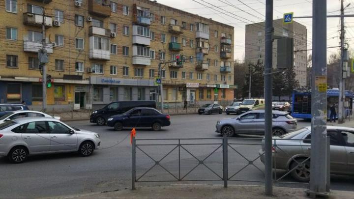 Контактный провод троллейбусной линии упал на легковушку в Заводском районе Саратова Контактный провод троллейбусной линии упал на легковушку в Заводском районе Саратова