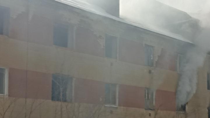 В Заводском районе Саратова горела расселенная четырехэтажка В Заводском районе Саратова горела расселенная четырехэтажка
