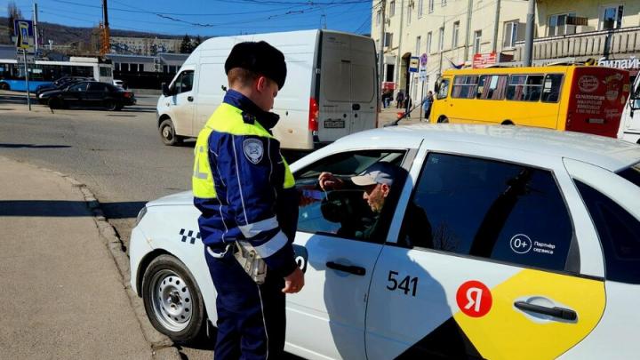 В Саратове на Привокзальной площади выявили четверых «бомбил» В Саратове на Привокзальной площади выявили четверых «бомбил»