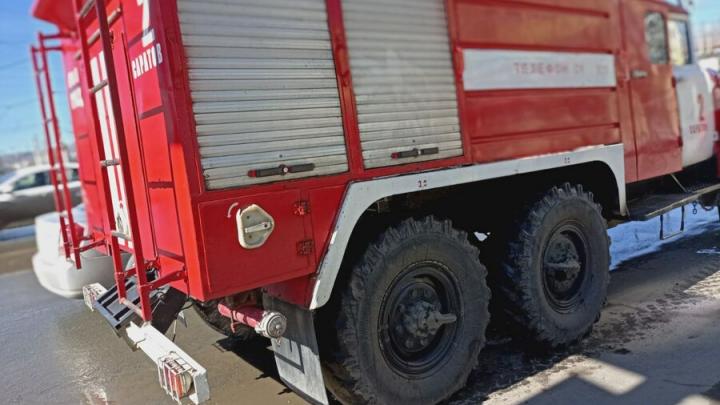 В Энгельсе эвакуируют жильцов из задымленного подъезда в многоэтажке В Энгельсе эвакуируют жильцов из задымленного подъезда в многоэтажке