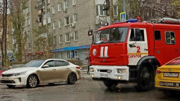 В Саратове горел двухэтажный дом в Смурском переулке В Саратове горел двухэтажный дом в Смурском переулке