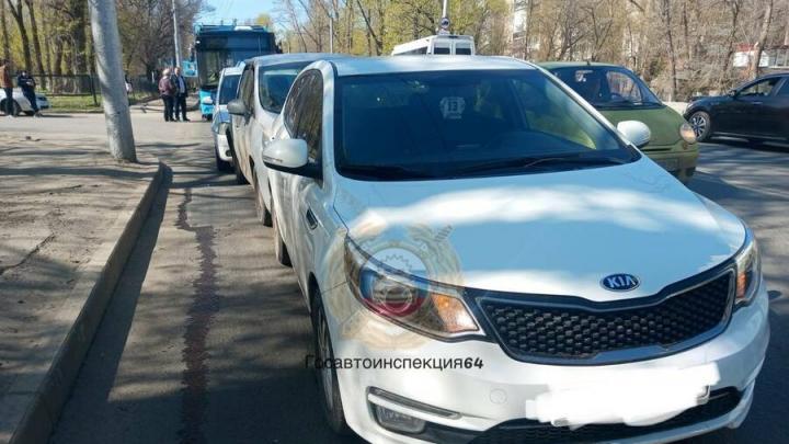 На Стрелке в Саратове в аварию попал троллейбус и пять иномарок На Стрелке в Саратове в аварию попал троллейбус и пять иномарок