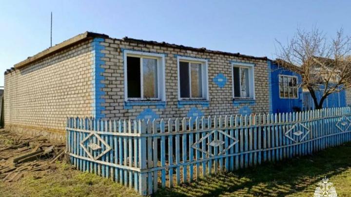 В саратовском селе из-за пожара жильцы частного дома лишились крыши В саратовском селе из-за пожара жильцы частного дома лишились крыши