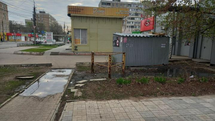 В центре Энгельса канализация сформировала «неповторимый» аромат В центре Энгельса канализация сформировала «неповторимый» аромат