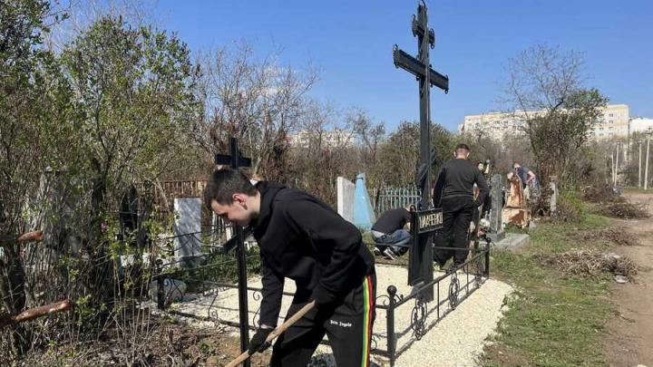 Энгельсские студенты приводят в порядок места захоронений воинов Энгельсские студенты приводят в порядок места захоронений воинов