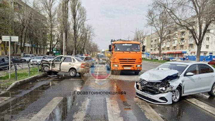 Мужчина и женщина пострадали в ДТП на проспекте Строителей в Саратове Мужчина и женщина пострадали в ДТП на проспекте Строителей в Саратове