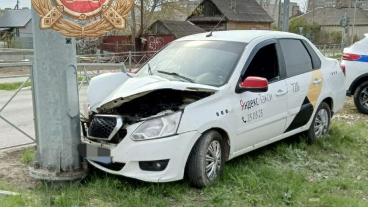 В Балакове Datsun протаранил ограждение и врезался в столб В Балакове Datsun протаранил ограждение и врезался в столб
