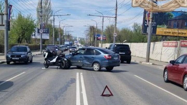 Водитель мотоцикла оказалась в больнице после ДТП с «Грантой» в Энглельсе Водитель мотоцикла оказалась в больнице после ДТП с «Грантой» в Энглельсе